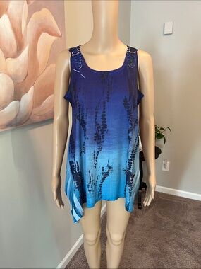 Sleeveless Ombre Blue Tank Top with Lace Accent